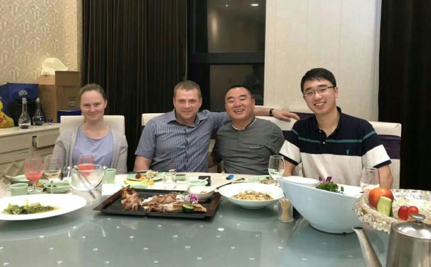 江蘇江河董事長(cháng)與俄羅斯客戶(hù)合影